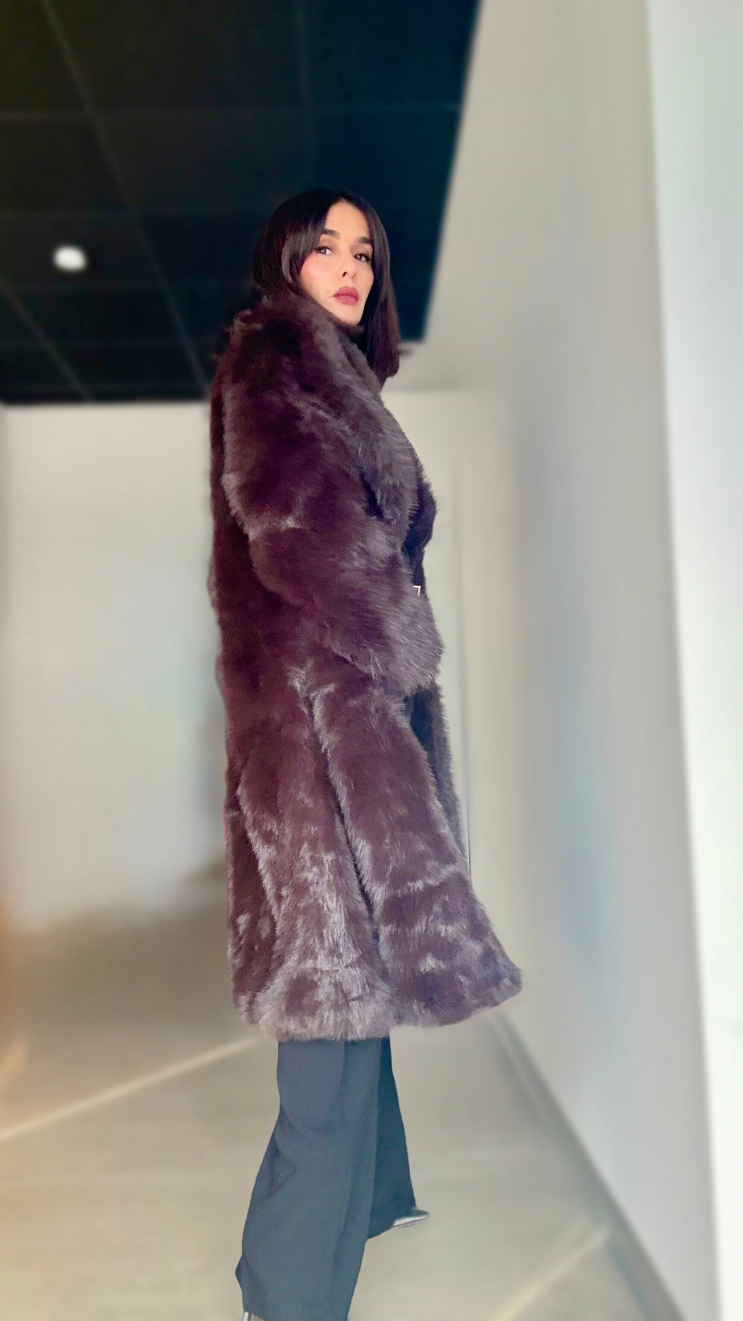 Manteau long en fausse fourrure – “The Power Coat”