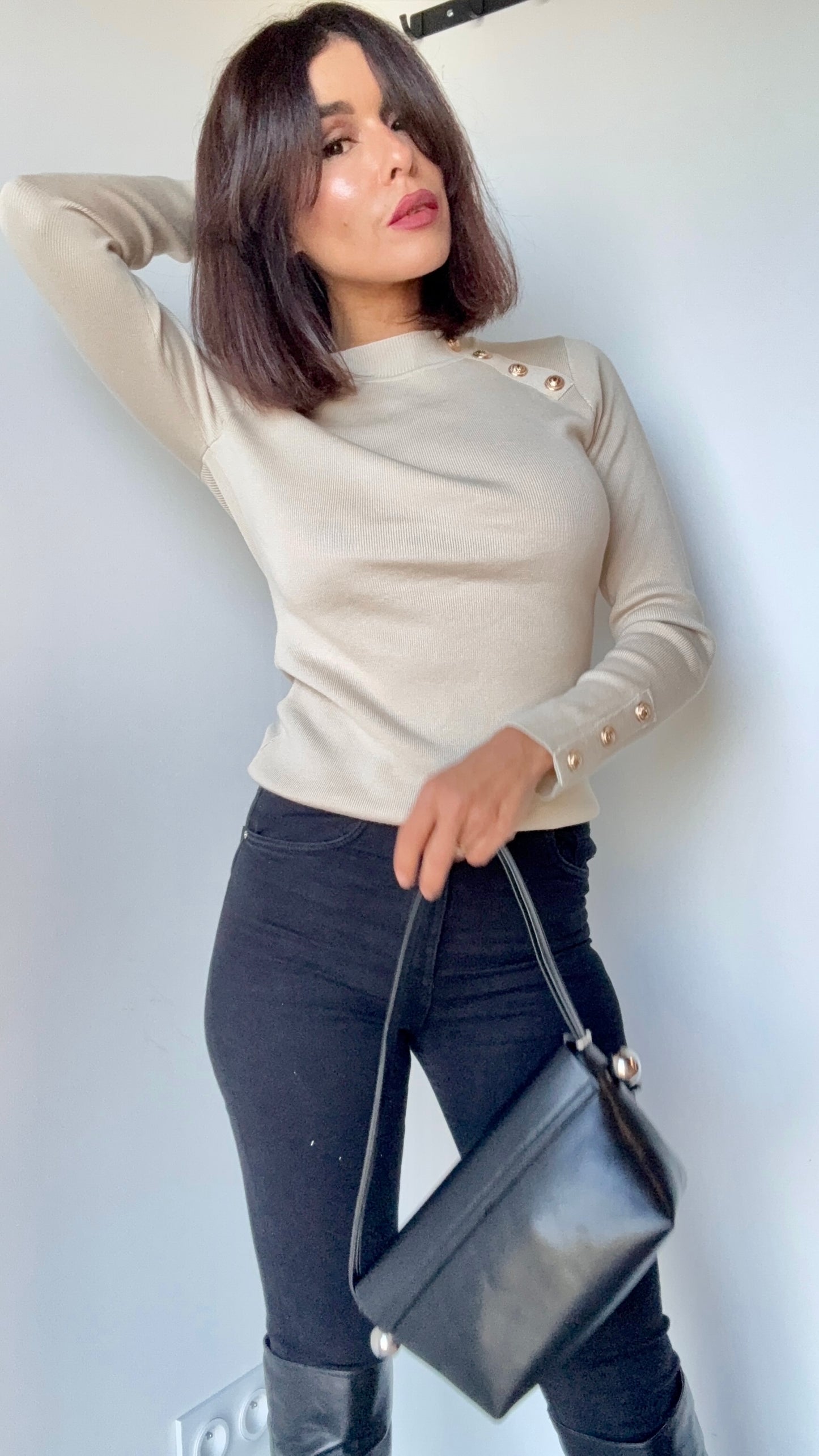 Pull beige détail boutons dorés