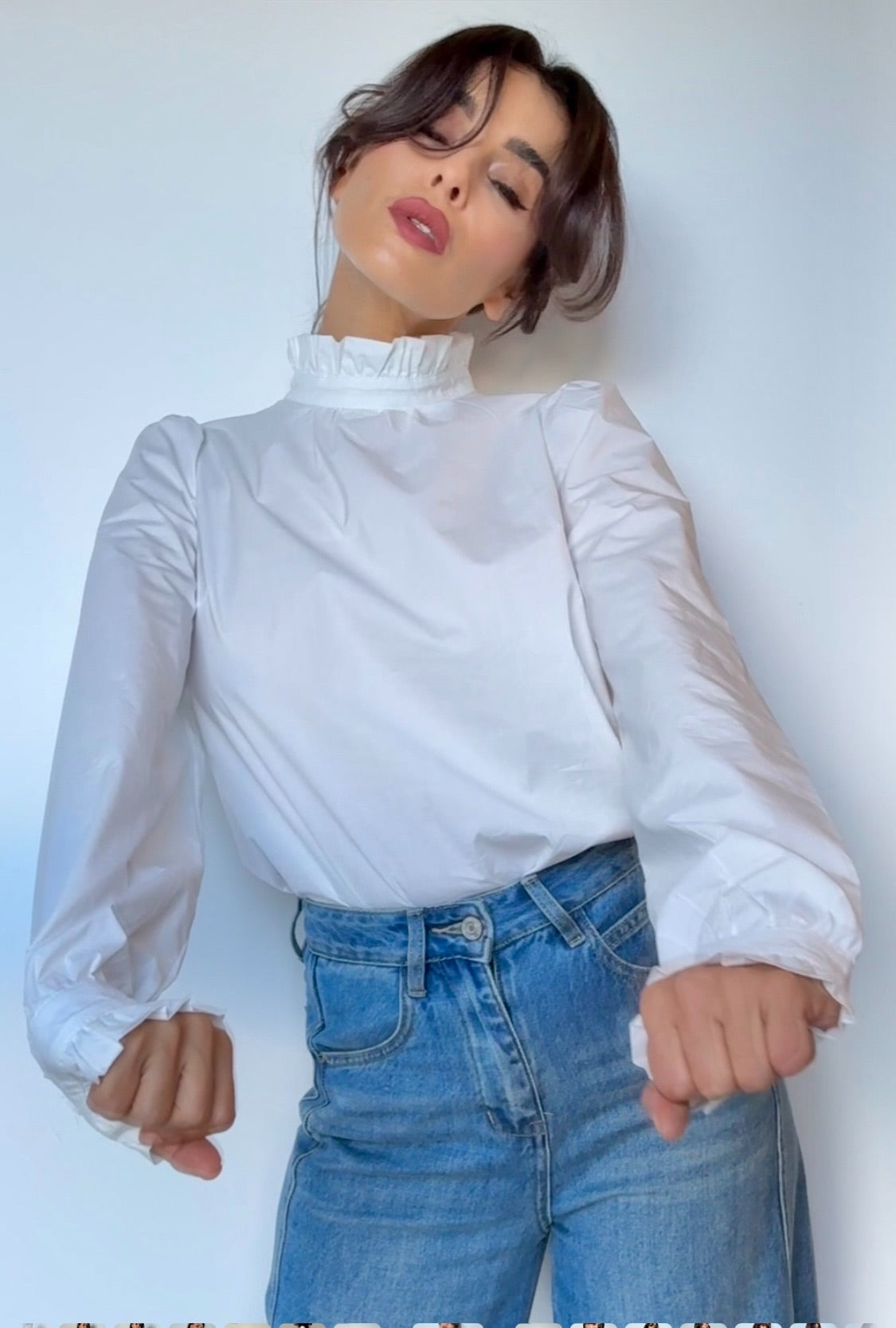 Blouse blanche col montant à volants