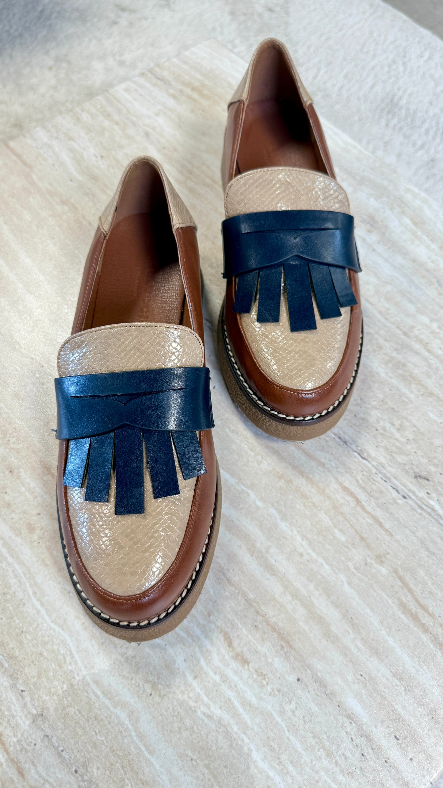 Mocassins bicolores à franges – style chic et original