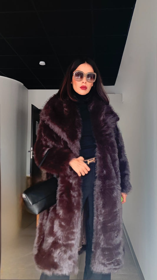 Manteau long en fausse fourrure – “The Power Coat”