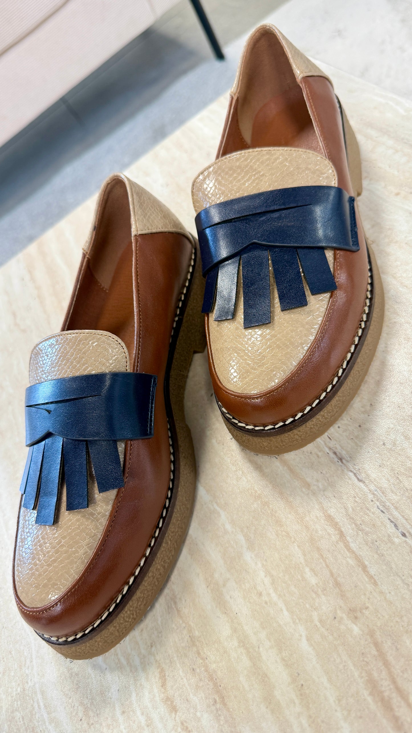 Mocassins bicolores à franges – style chic et original