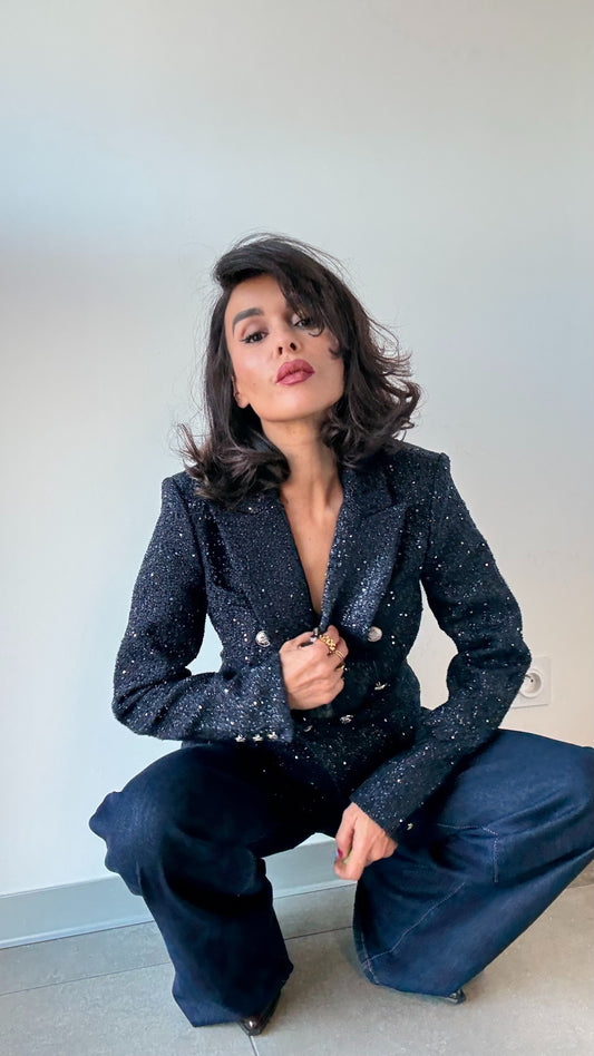 - Blazer tweed bleu nuit – “Midnight Confidence”