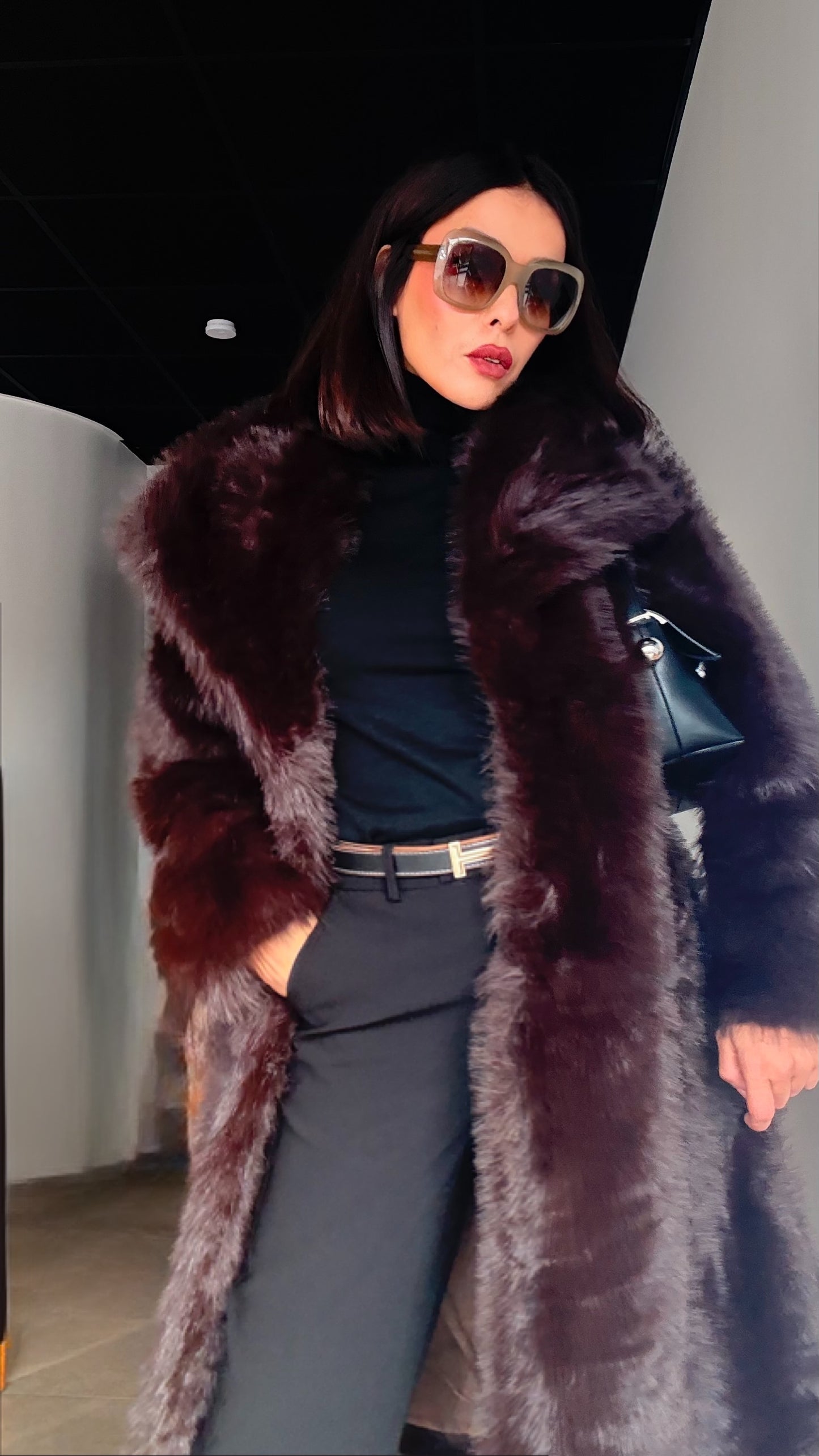 Manteau long en fausse fourrure – “The Power Coat”