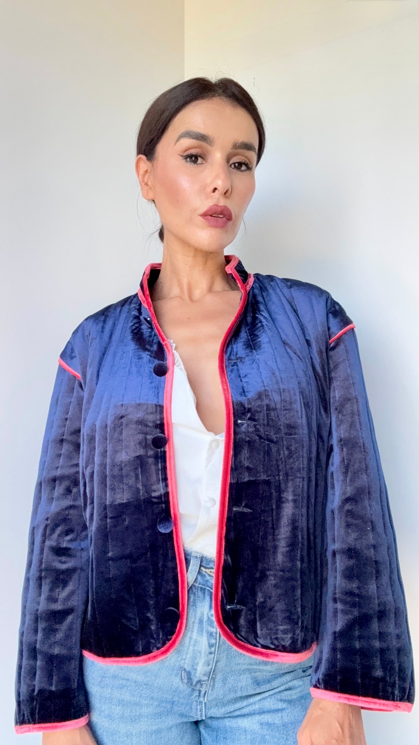 Veste en velours bleu nuit avec liseré contrastant