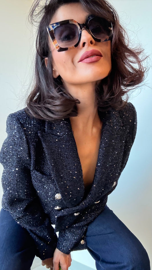 - Blazer tweed bleu nuit – “Midnight Confidence”