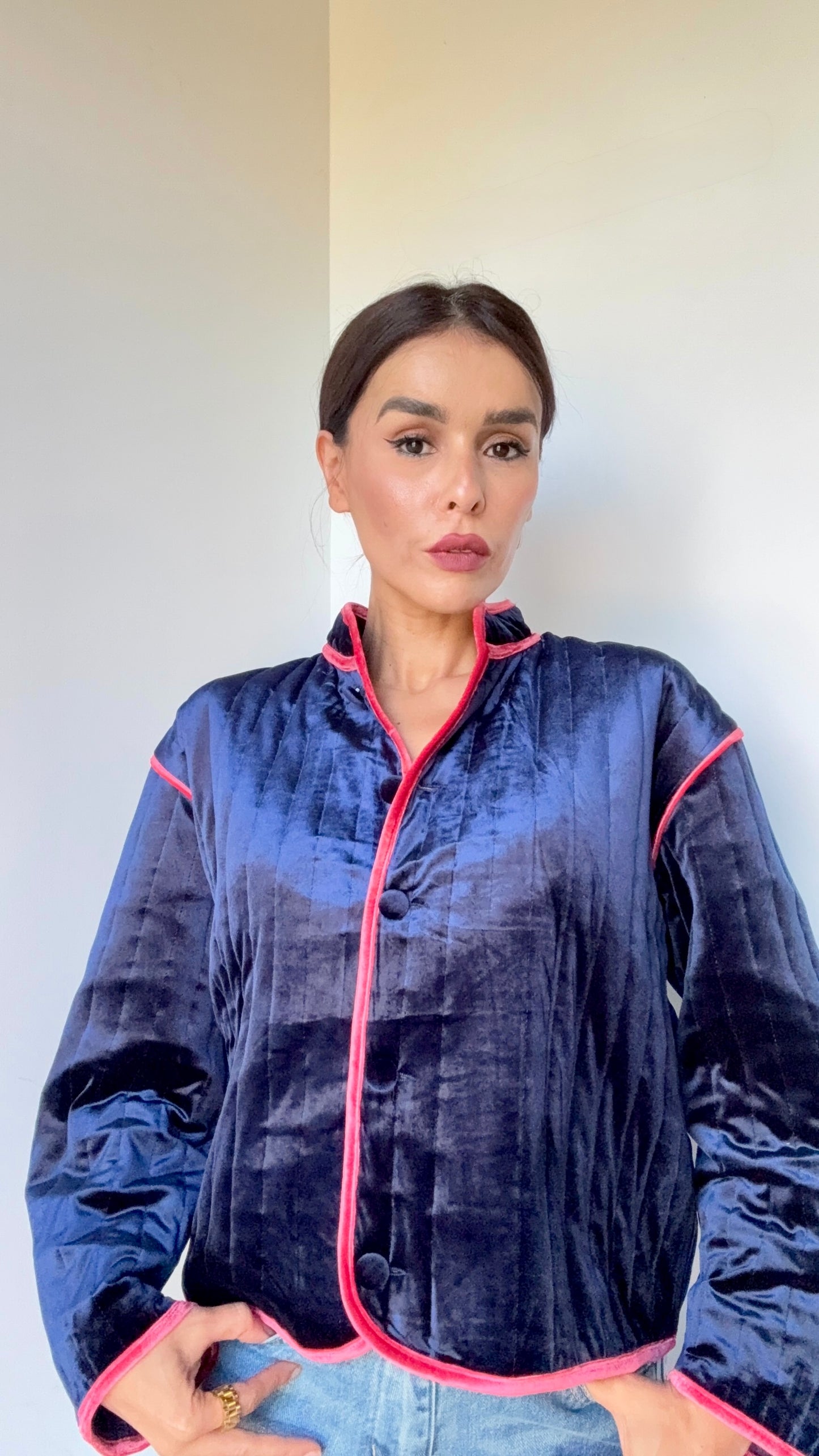 Veste en velours bleu nuit avec liseré contrastant