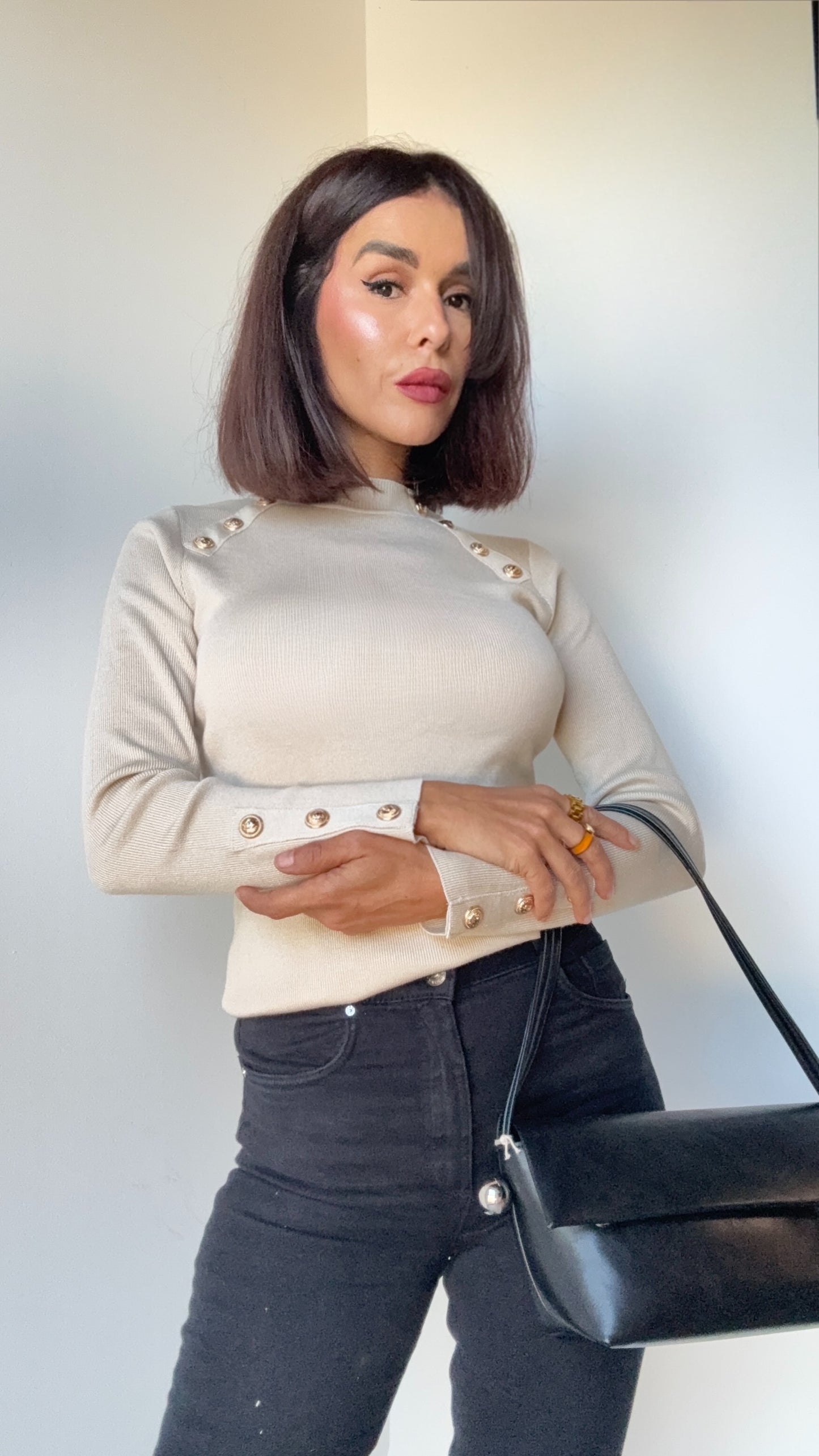 Pull beige détail boutons dorés